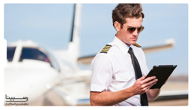 یک خلبان مرد با یک هواپیما که در پشت سرش قرار دارد